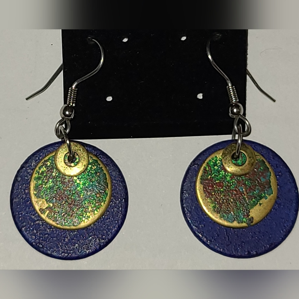 VINTAGE PAINTED BRASS BLUE MEDALLION ROUND DANGLE EARRINGS.MEASURES 1.5 INCH